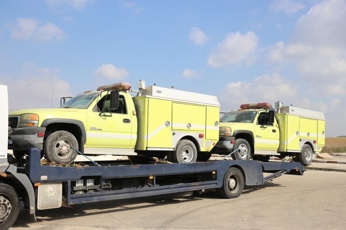 اللجنة القطرية بغزة تسلم الدفع المدني 24 سيارة اطفاء